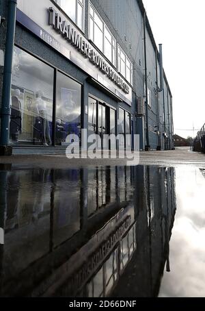 Prenton Park dopo la partita di Liverpool contro il Manchester United è stato chiamato a causa di un campo di acqua loggato. Anche i Trymere Rovers devono giocare a Watford nella fa Cup a questo campo martedì. Foto Stock