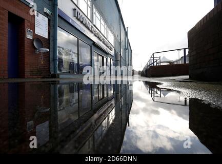 Il Prenton Park dopo la partita di Liverpool contro il Manchester United è stato chiamato a causa di un campo d'acqua loggato. Anche i Trymere Rovers devono giocare a Watford nella fa Cup a questo campo martedì. Foto Stock