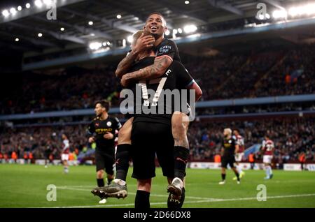 Gabriel Jesus (top) di Manchester City festeggia il suo quarto obiettivo del gioco con Kevin De Bruyne che ha fornito l'assistenza Foto Stock