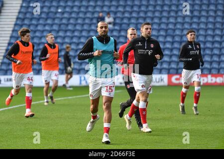 Darren Pratley (centro) di Charlton Athletic si riscalda prima del calcio d'inizio Foto Stock