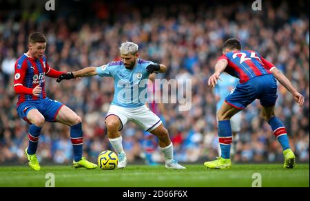 James McCarthy di Crystal Palace (a sinistra) e Gary Cahill di Crystal Palace combattono per la palla con Sergio Aguero di Manchester City Foto Stock