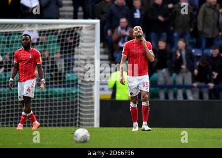 Darren Pratley di Charlton Athletic reagisce mentre Patrick Bauer di Preston North End celebra il suo secondo obiettivo del gioco Foto Stock