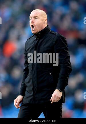 Il manager di Burnley Sean Dyche gela le istruzioni sulla linea di contatto Foto Stock