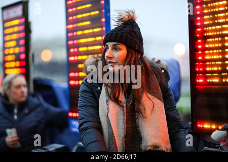 Scommettere proprietari di bancarelle vicino alla fine della riunione di gara durante il Festival Trials Day all'ippodromo di Cheltenham. Foto Stock