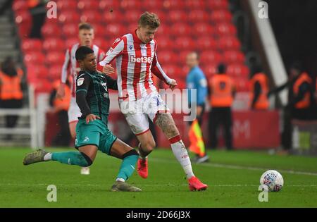 James McClean di Stoke City è affrontato dal Rhian Brewster di Swansea City Foto Stock