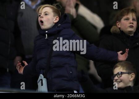 Un fan di Millwall è visto urlare contro i sostenitori dell'opposizione Foto Stock