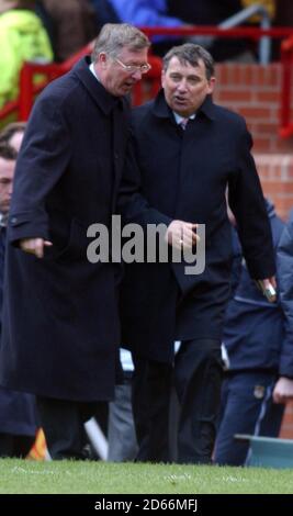 l-r; Alex Ferguson, responsabile del Manchester United e Graham Taylor, manager di Aston Villa, si staccano dopo la vittoria di United - zero Foto Stock