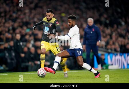 Sofiane Boufal di Southampton (a sinistra) e Ryan Sessegnon di Tottenham Hotspur combattono per il pallone Foto Stock