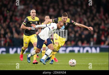 Lucas Moura di Tottenham Hotspur (a sinistra) e Jan Bednerek di Southampton combattono per la palla Foto Stock