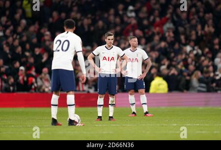 Harry Winks (al centro) di Tottenham Hotspur reagisce dopo che i Danny Ings di Southampton (non nella foto) hanno ottenuto il secondo obiettivo del gioco Foto Stock