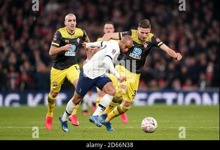 Lucas Moura di Tottenham Hotspur (a sinistra) e Jan Bednerek di Southampton combattono per la palla Foto Stock