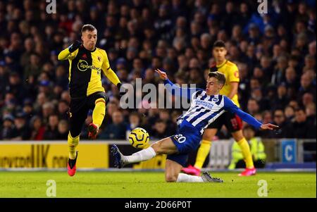 Gerard Deulofeu di Watford (a sinistra) e Solly March di Brighton e Hove Albion Foto Stock