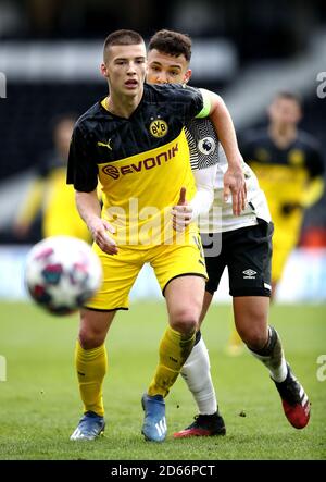 Louie Sibley (a destra) e Tobias Raschl (a sinistra) di Borussia Dortmund combattono per la palla Foto Stock