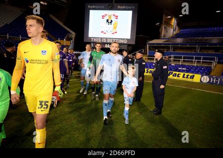 Liam Kelly, capitano di Coventry City, lo guida prima della partita Foto Stock