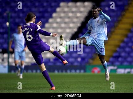 Amadou Bakayoko di Coventry City (a destra) e Christian Burgess di Portsmouth combattono per la palla Foto Stock