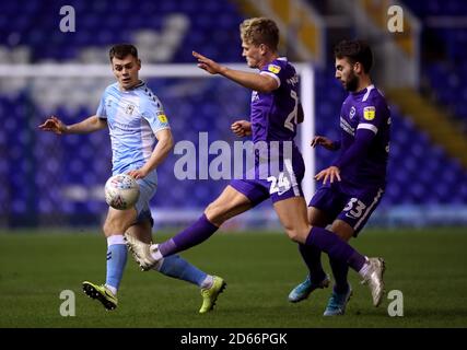 Michael Rose (a sinistra) di Coventry City e Cameron McGeehan di Portsmouth combattono per la palla Foto Stock