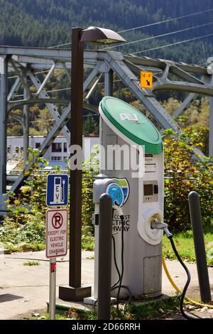 Stazione di ricarica per veicoli elettrici (l'energia alternativa pulita) in campagna lungo la US 2 nella contea di Skykomish, Washington, USA Foto Stock