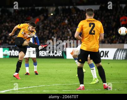 Ruben Neves (a sinistra) di Wolverhampton Wanderers segna il secondo obiettivo del gioco Foto Stock