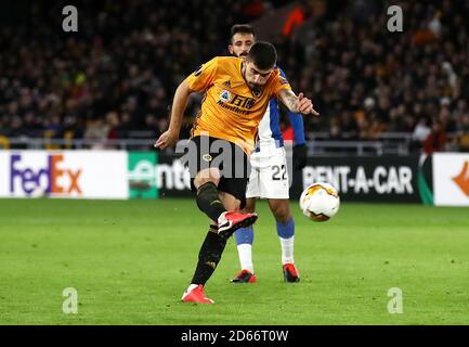 Ruben Neves (a sinistra) di Wolverhampton Wanderers segna il secondo obiettivo del gioco Foto Stock