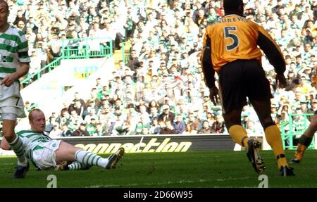 John Hartson di Celtic scivola per segnare il secondo Obiettivo contro Livingston Foto Stock