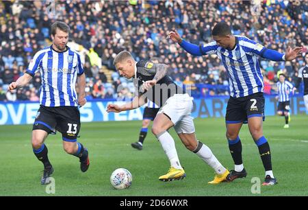 Martyn Waghorn (al centro) della contea di Derby combatte con Julian Borner (a destra) e Liam Palmer di Sheffield Wednesday Foto Stock