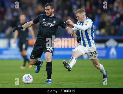 Tomer Hemed di Charlton Athletic, a sinistra, e Lewis o'Brien di Huddersfield Town Foto Stock