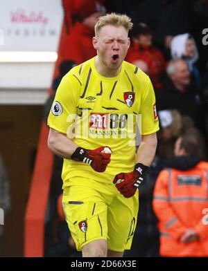 Il portiere di AFC Bournemouth Aaron Ramsdale festeggia dopo Joshua di AFC Bournemouth Re (non raffigurato) segna il suo secondo gol di sideâ€™ Foto Stock