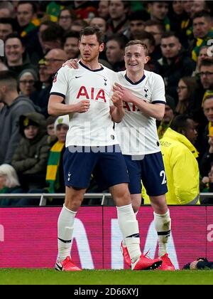 Jan Vertonghen di Tottenham Hotspur (a sinistra) celebra il suo sideís primo Gol con il compagno di squadra Oliver Skipp Foto Stock