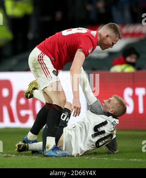 Louie Sibley (a destra) della Derby County reagisce dopo una sfida di Scott McTominay del Manchester United Foto Stock