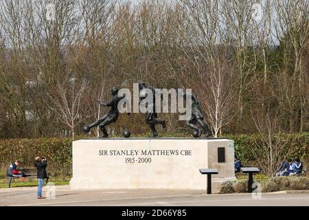 Un fan di Stoke City fotografa la statua di Stanley Matthews prima della partita del Campionato Sky Bet allo stadio bet365 Foto Stock