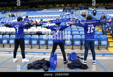 I fan di Chelsea si posano per le fotografie prima del gioco Foto Stock