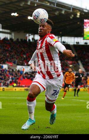 Il Tirese Campbell di Stoke City tenta un delicato tallone posteriore durante la partita del Campionato Sky Bet allo stadio bet365 Foto Stock