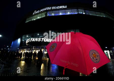 Un fan tiene un ombrello di Leicester City fuori dallo stadio prima della partita Foto Stock