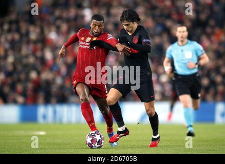 Georginio Wijnaldum di Liverpool (a sinistra) e Sequeira Joao Felix di Atletico Madrid battaglia per il pallone Foto Stock