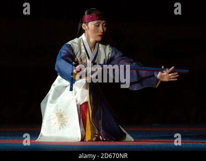 Il Trope di danza coreana di Ahnmia si esibir durante la qualificazione olimpica World Taekwondo Bejing del 2007 presso LA MEN Arena di Manchester. Foto Stock