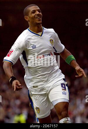 Jermaine Beckford di Leeds United celebra il secondo obiettivo del gioco. Foto Stock