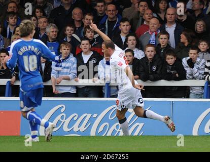 Il bednaro romano di West Bromwich Albion celebra il traguardo di apertura del gioco Foto Stock