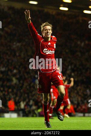 Peter Crouch di Liverpool celebra il suo obiettivo. Foto Stock