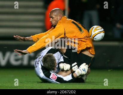 Il portiere di Burnley Brian Jensen salva ai piedi di Hull Caleb Folan della città Foto Stock