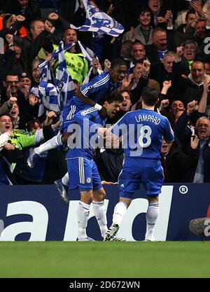 Michael Ballack di Chelsea festeggia il suo primo gol di schieramenti Il gioco con i compagni Salomon Kalou e Frank Lampard (a destra) Foto Stock