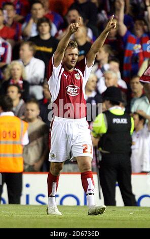 Il trundle Lee di Bristol City celebra il suo primo gol ai lati del gioco Foto Stock