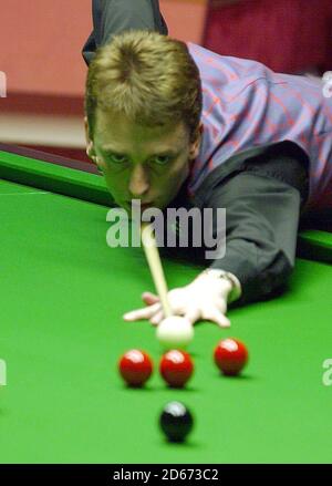 Ken Doherty concentra su un rosso nel campionato del mondo delle ambasciate Finale contro Mark Williams Foto Stock