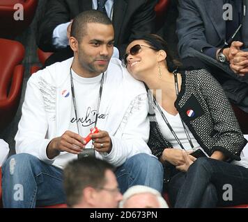 Tony Parker e sua moglie Eva Longoria partecipano alla partita di oggi Foto Stock