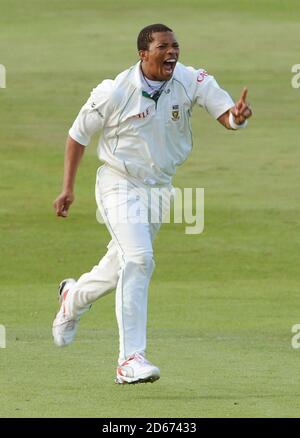 Makhaya Ntini del Sud Africa festeggia la presa del wicket dell'Inghilterra Michael Vaughan Foto Stock