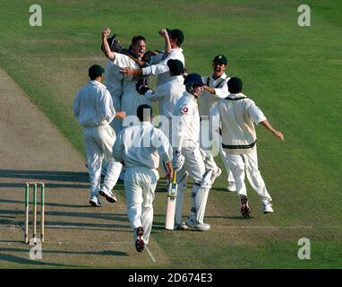 Shaun Pollock (c) del Sud Africa si congratula con i suoi compagni di squadra Sulla presa del wicket dell'Inghilterra Marcus Trescosick con il prima palla del loro secondo inning Foto Stock