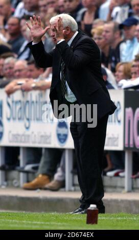 Il manager della Newcastle United Bobby Robson grida mentre il suo team va dietro Foto Stock