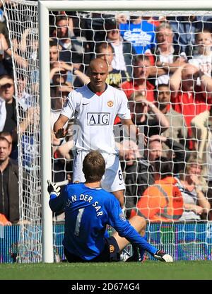 Edwin Van der SAR, portiere del Manchester United, guarda alla squadra Mate Wes Brown dopo aver segnato un gol Foto Stock