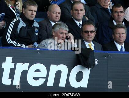 L-R; il manager provvisorio di Newcastle United Joe Kinnear e il presidente della Newcastle United Derek Llambias siedono con Keith Harris, presidente degli agenti di borsa Seymour Pierce che sono stati assunti per trovare un compratore per il club Foto Stock