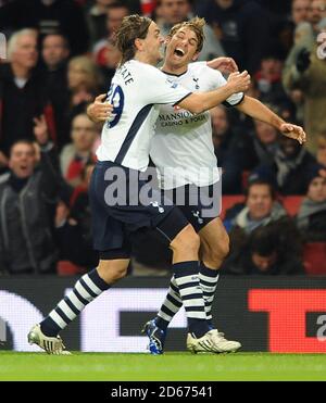 David Bentley di Tottenham Hotspur (a destra) celebra il raggiungimento del traguardo di apertura con il compagno di squadra Jonathan Woodgate. Foto Stock