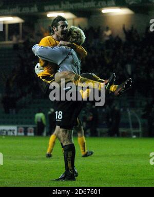 Jamie McAllister di Livingston celebra la vittoria della CIS Insurance Cup, semifinale contro Dundee con il portiere Roddy McKenzie Foto Stock